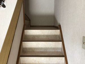 経年劣化の階段カーペットをクッションフロアに張り替えました 床内装工事 遠賀郡 八幡西区のリフォームなら株式会社wallist ウォーリスト